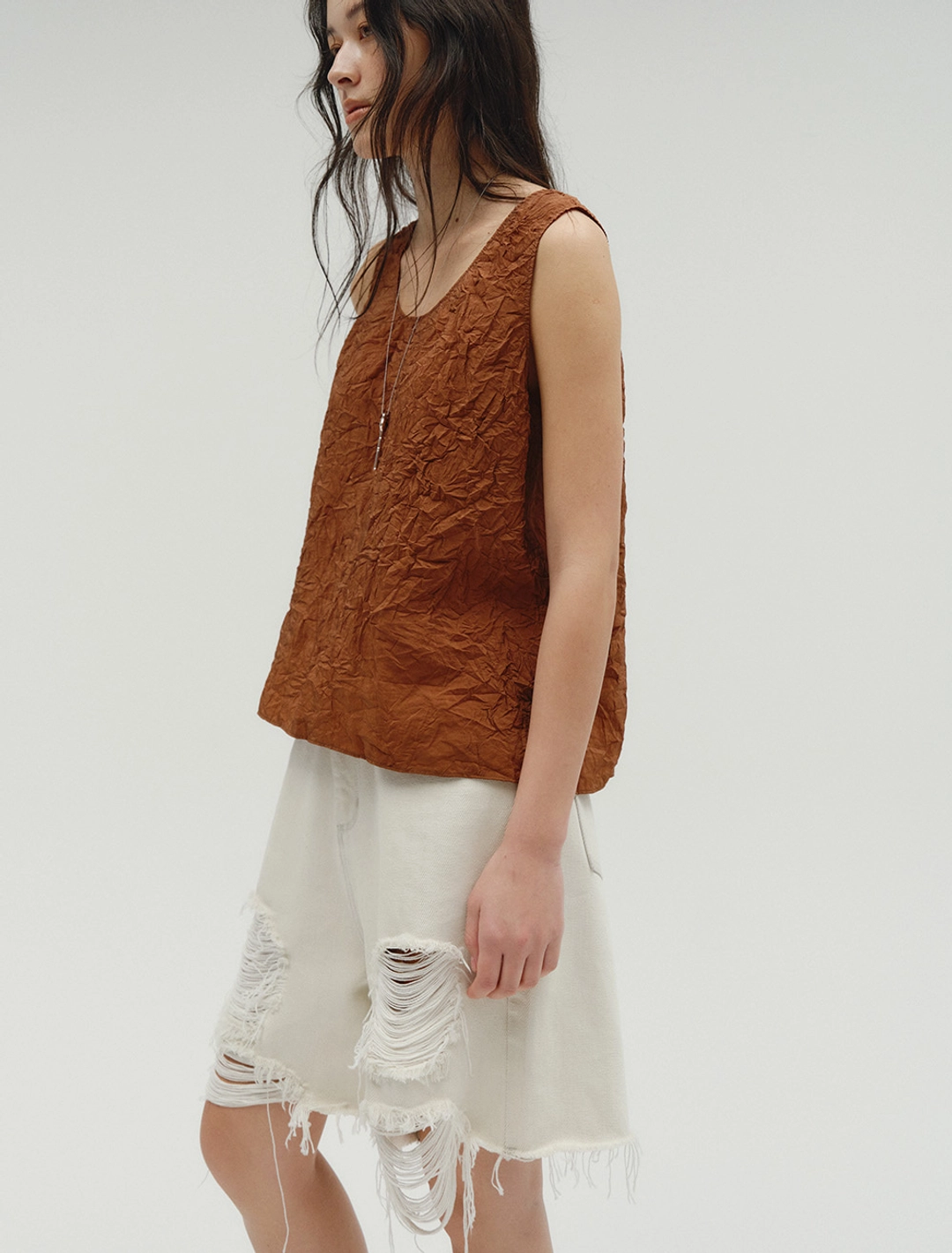 솔티페블 CRINKLED SLEEVELESS [BROWN] 상품 이미지 2