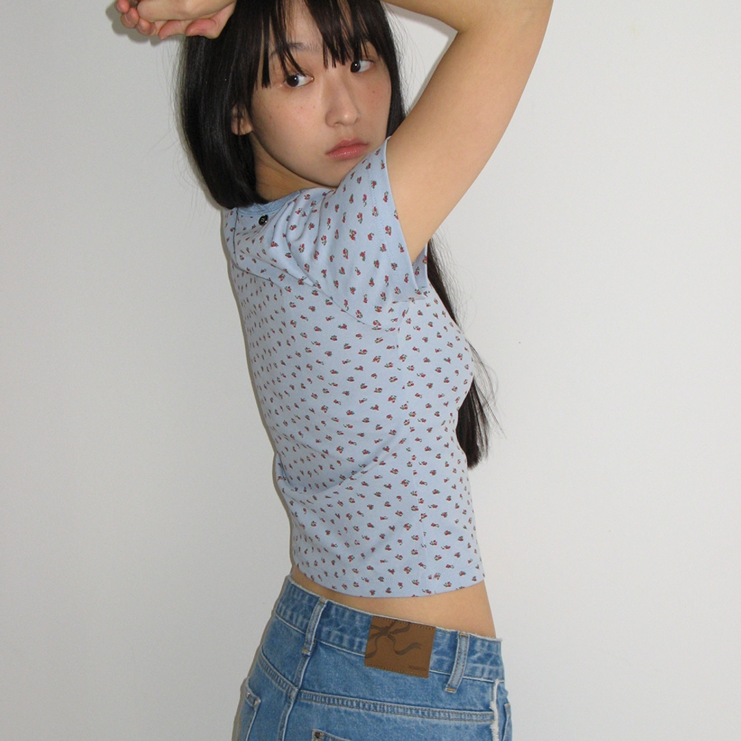 론론 FLORAL LOGO SLIM CROP T SHIRT SOFT BLUE 상품 이미지 1
