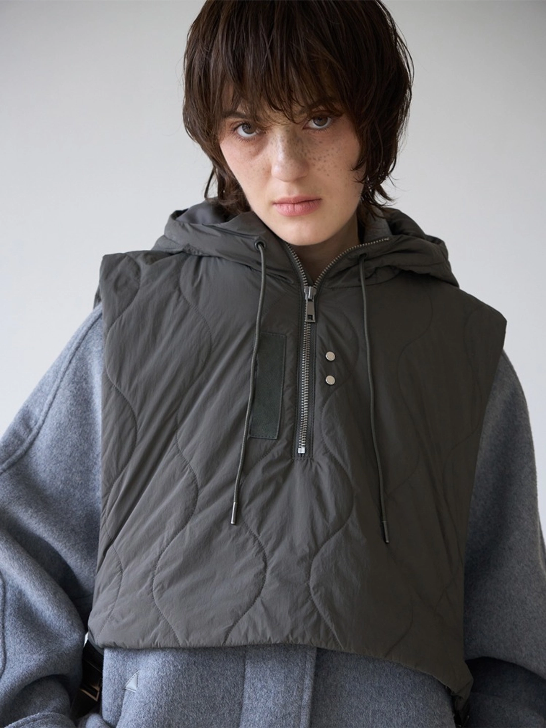 밀로 우먼 Puff Hoodie Vest [Charcoal] 상품 이미지 2