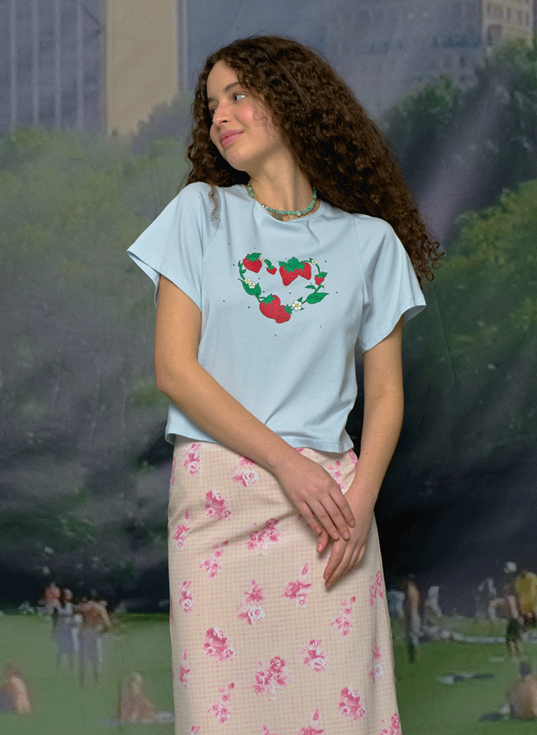 루루서울 Strawberry Picnic Crop T-Shirt  (Sky) 상품 이미지 2