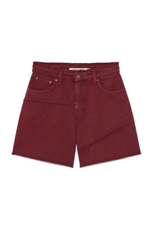 CUT LINE POINT DENIM SHORTS IN RED