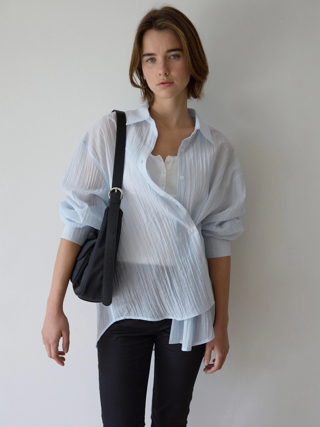 어몽 A SHEER LOOSE-FIT SHIRT_LIGHT BLUE 상품 이미지 2