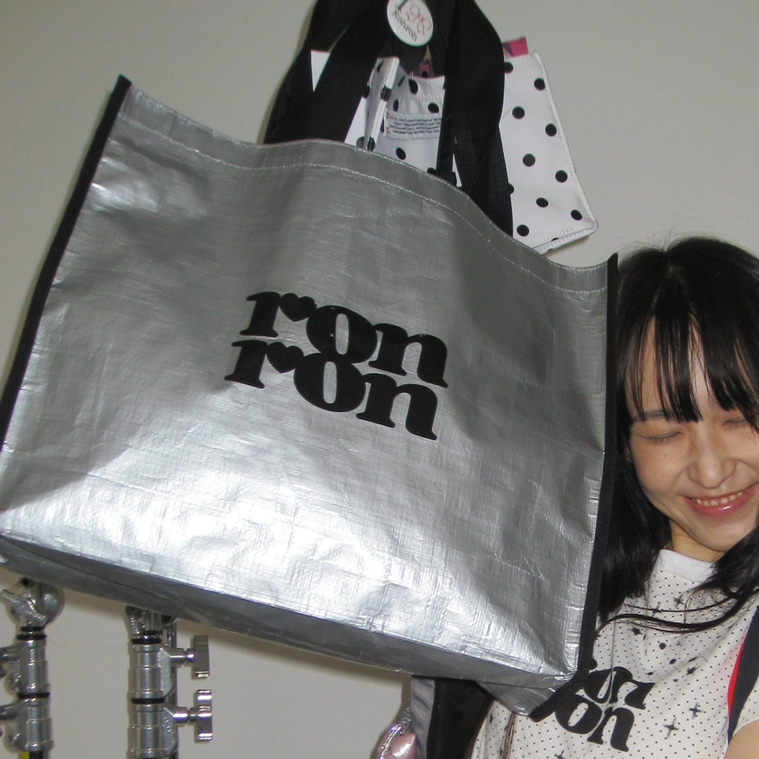 론론 LOGO BIG TARPAULIN BAG SILVER 상품 이미지 2