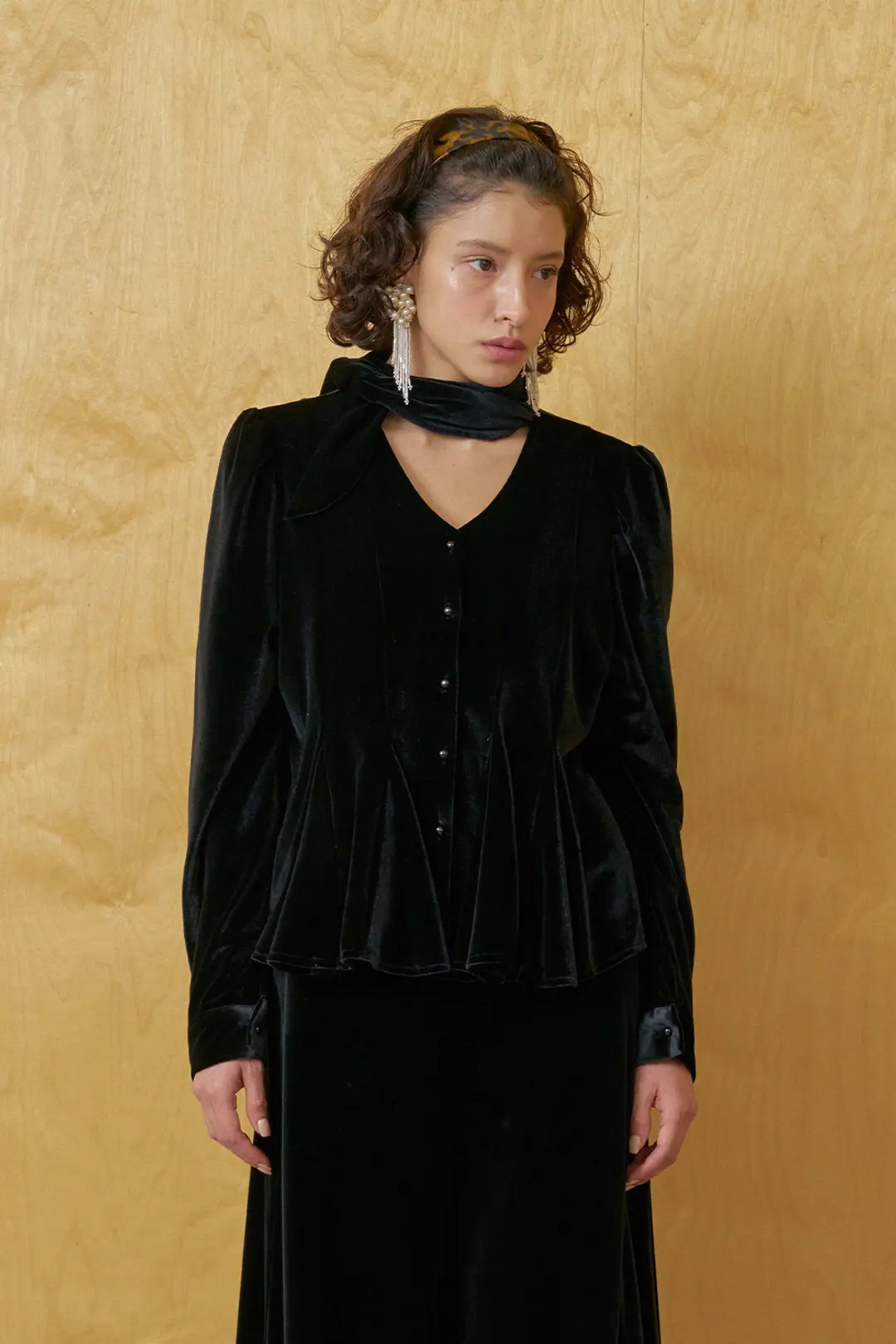 위드아웃썸머 Velvet scarf blouse_black 상품 이미지 2