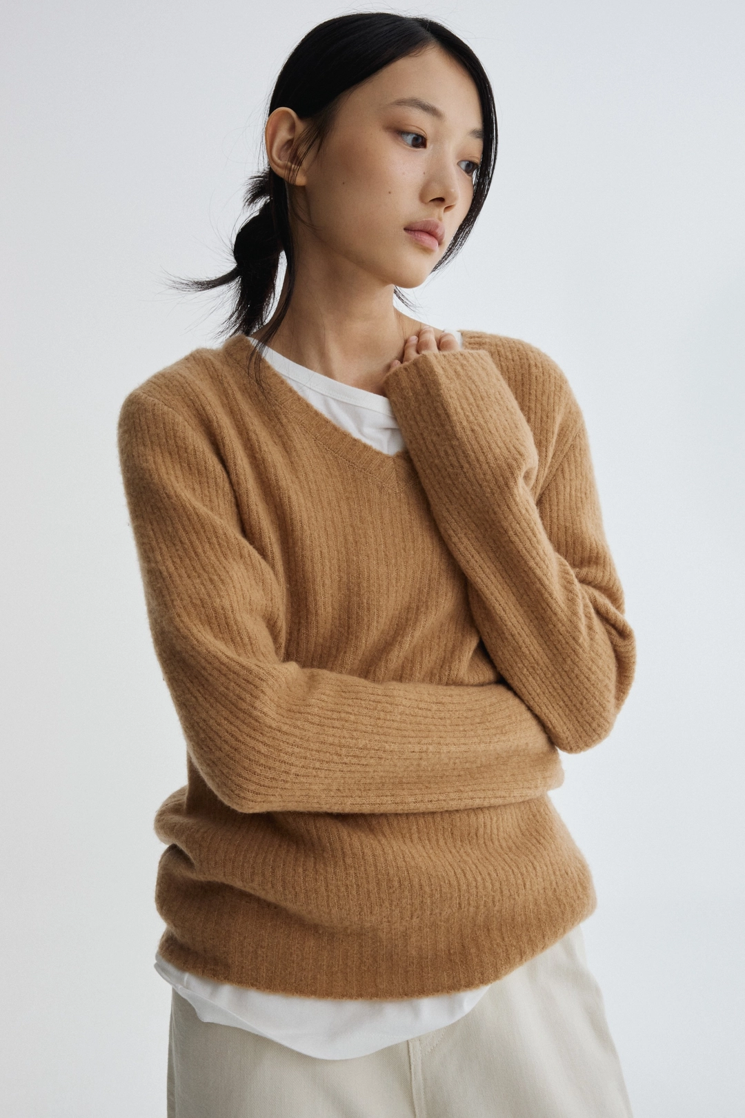 포터리 여성 메리노 울 실크 브이넥 니트_베이지 상품 이미지 2