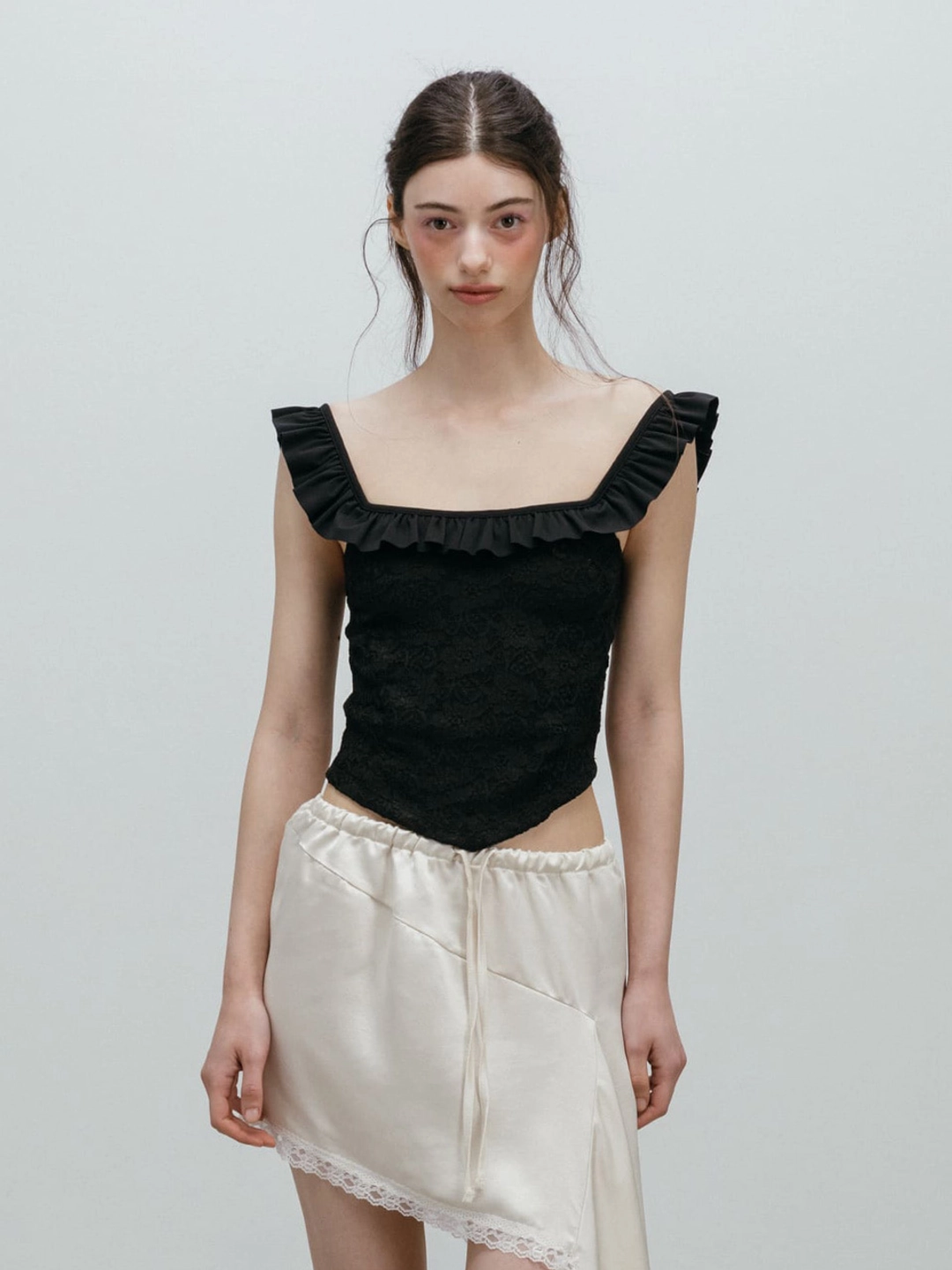 모이페어 [6/9 예약배송] FRILL LACE SLEEVELESS / BLACK 상품 이미지 1