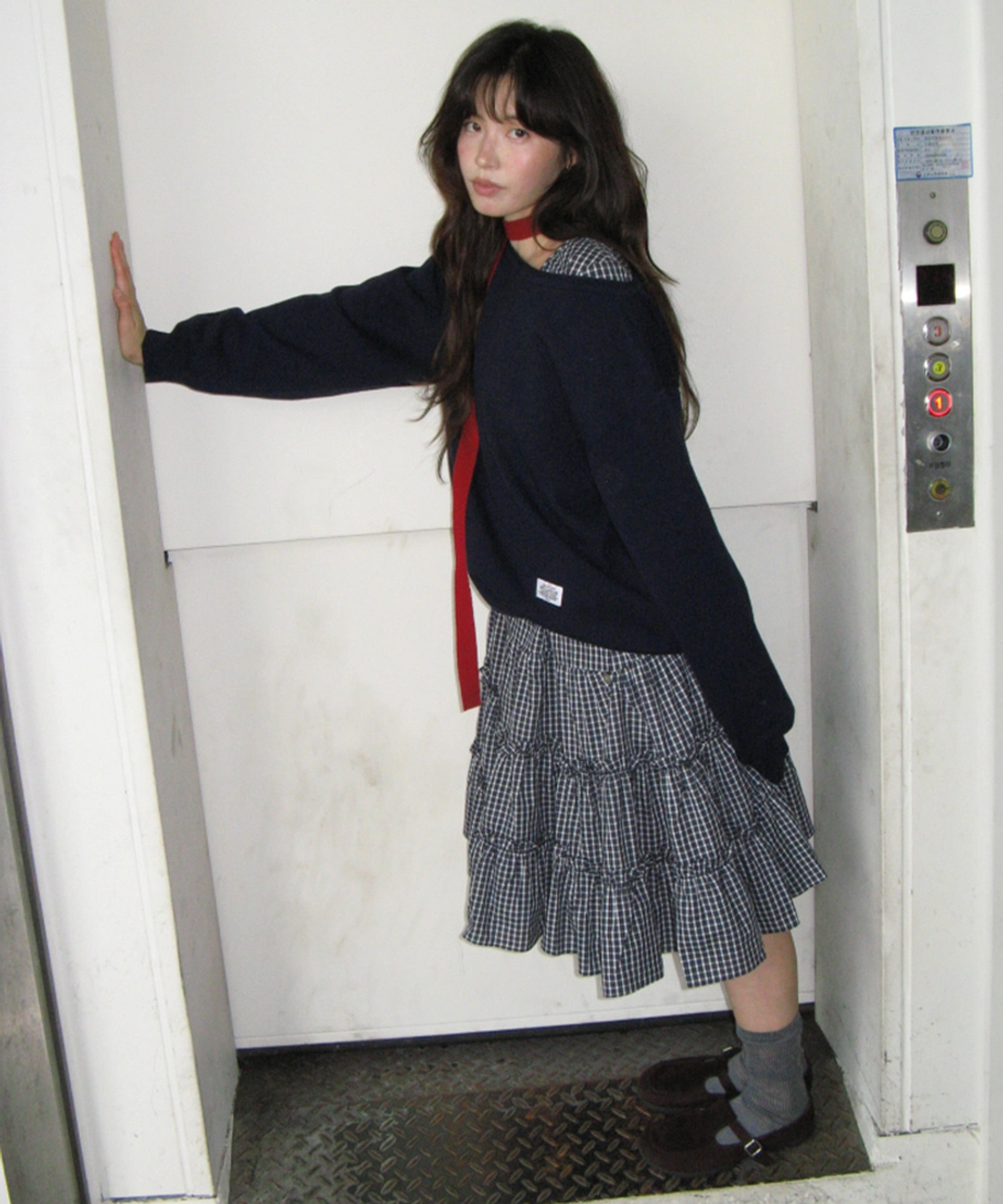 론론 HEART BUTTON OFF SHOULDER KNIT DARK NAVY 상품 이미지 1