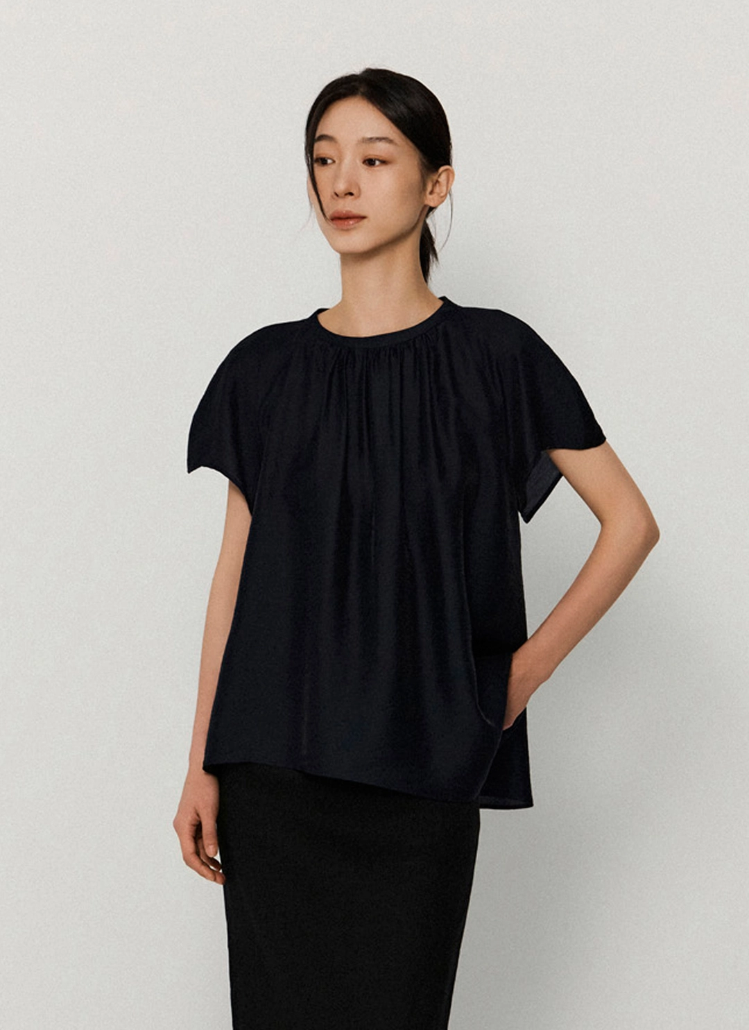 녹섭 Muted shine neck-shirring blouse_navy 상품 이미지 1