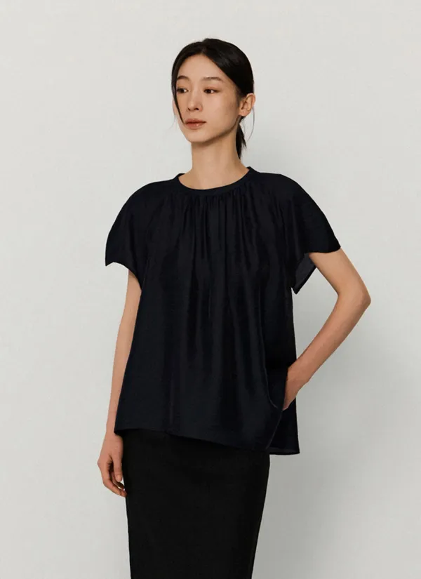 Muted shine neck-shirring blouse_navy