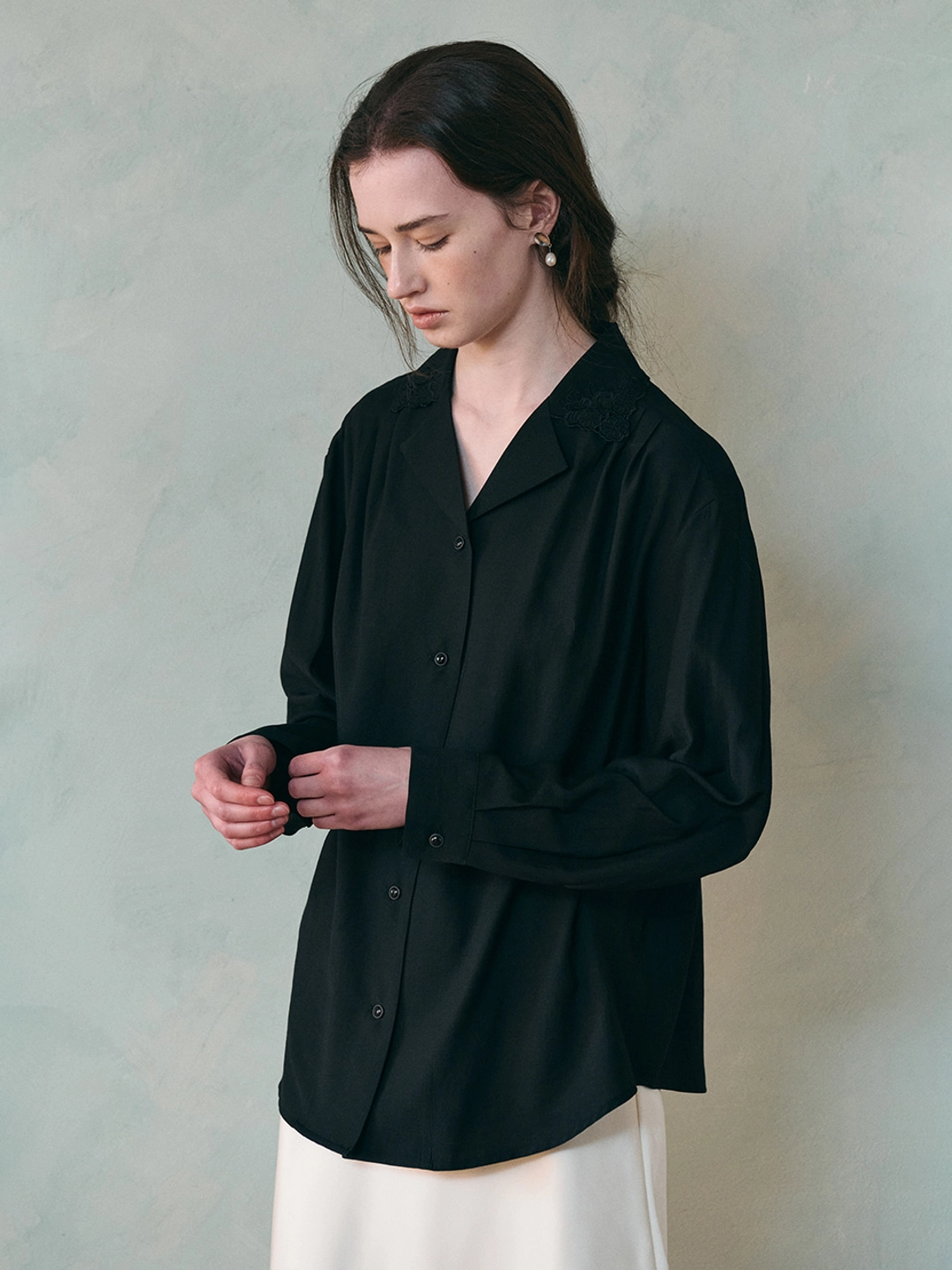 르니나 FROM retro embroidery blouse_black 상품 이미지 2