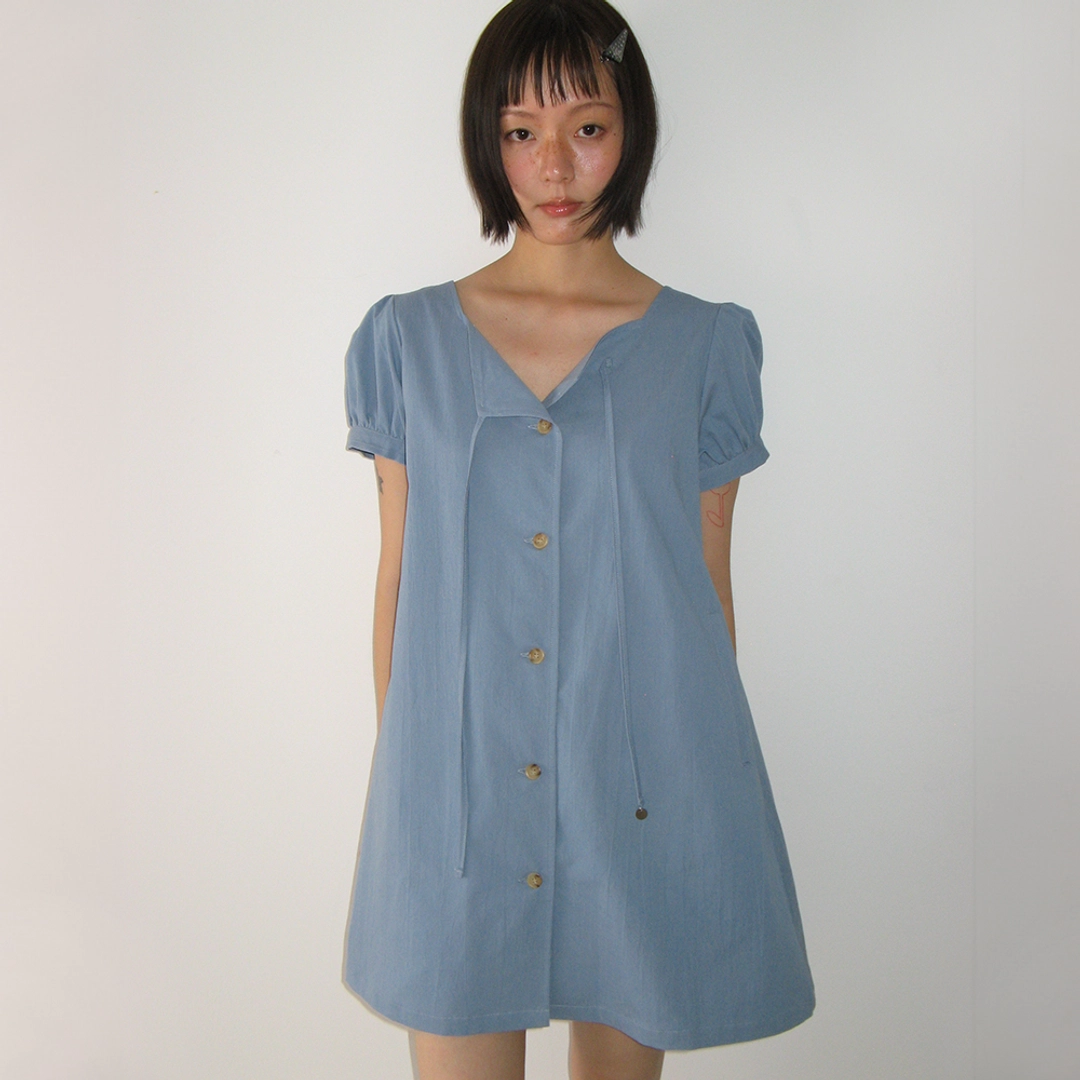 론론 CHARMING PUFF SLEEVE BUTTON DRESS SOFT BLUE 상품 이미지 2