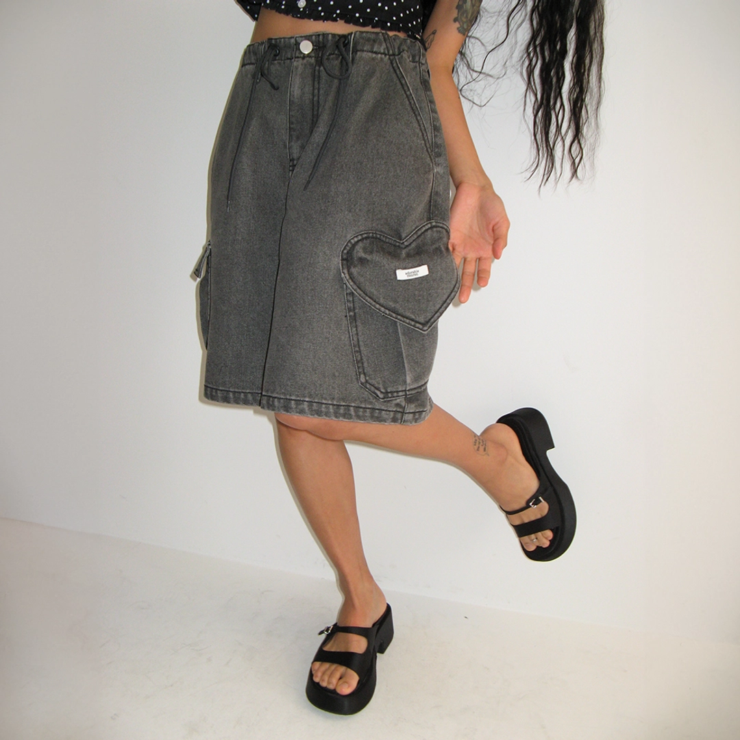 론론 HEART POCKET CARGO DENIM SHORT PANTS GREY BLACK 상품 이미지 1