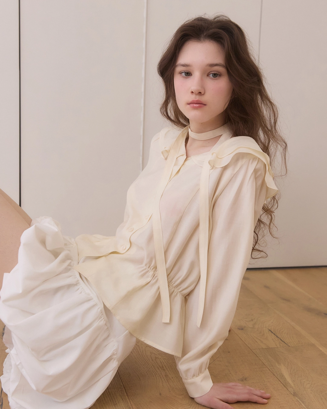 어다울 Duffle shirring ruffle tie blouse - cream 상품 이미지 2