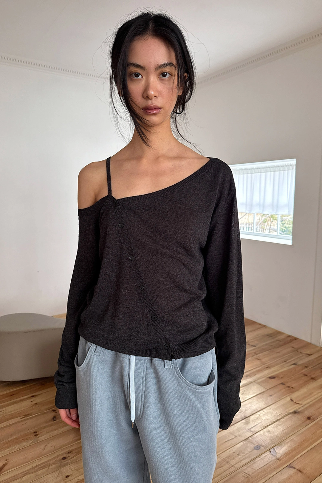 다이애그널 OFF SHOULDER STRAP CARDIGAN 상품 이미지 2