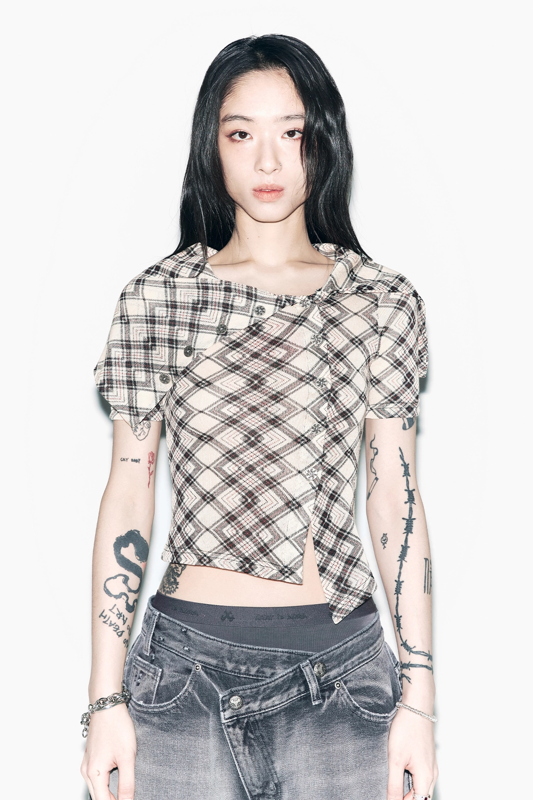 와이이이엘 ASYMMETRIC OFF-SHOULDER BUTTON TOP CHECK 상품 이미지 2
