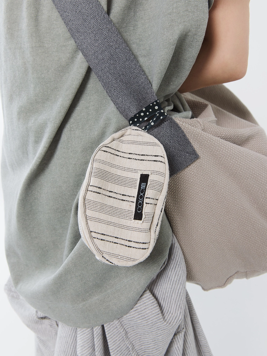콜로신스 PEBBLE POUCH IVORY STRIPE 상품 이미지 2