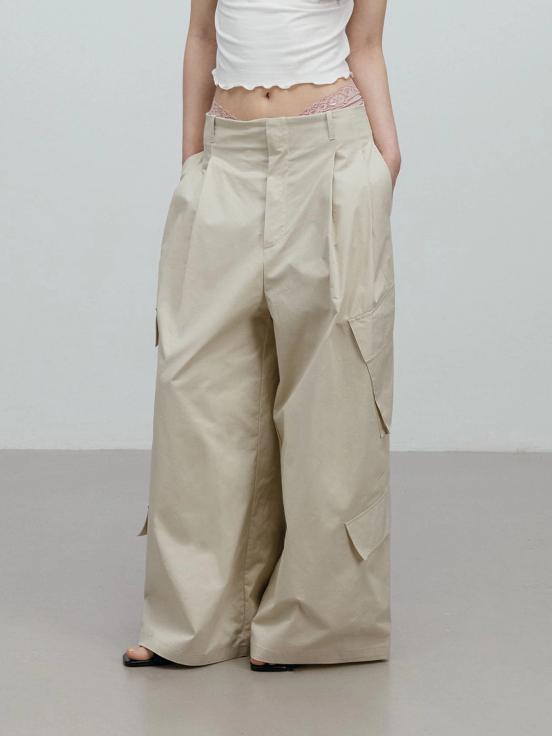 모이페어 PINTUCK CARGO PANTS / BEIGE 상품 이미지 1
