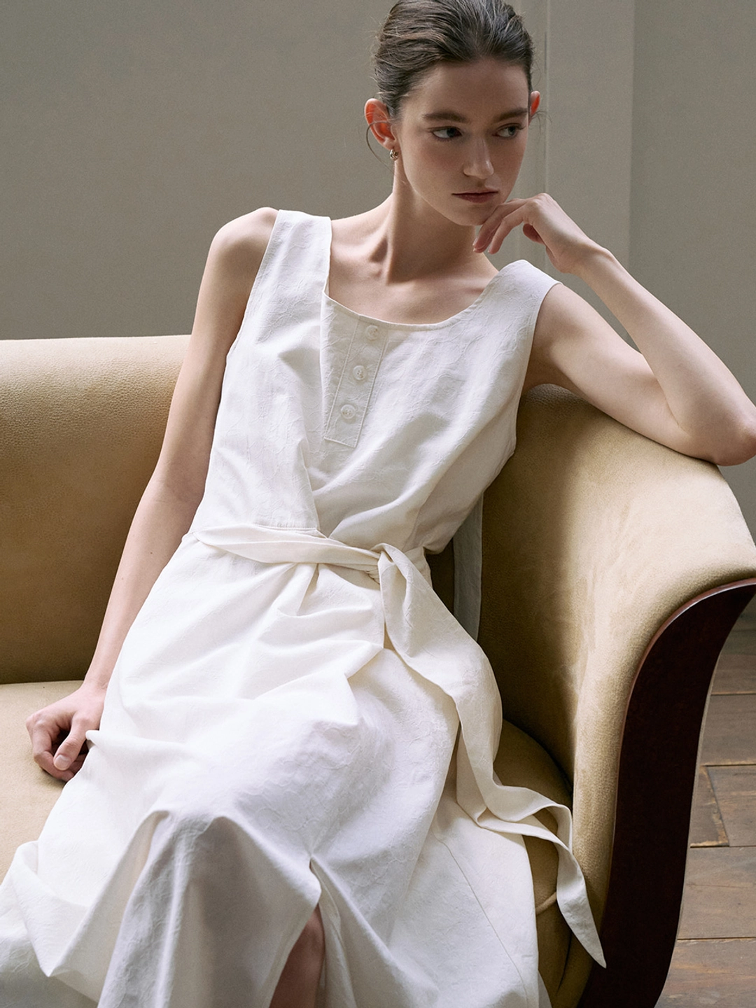 아워코모스 comos 1688 henly neck button sleeveless dress (natural) 상품 이미지 1