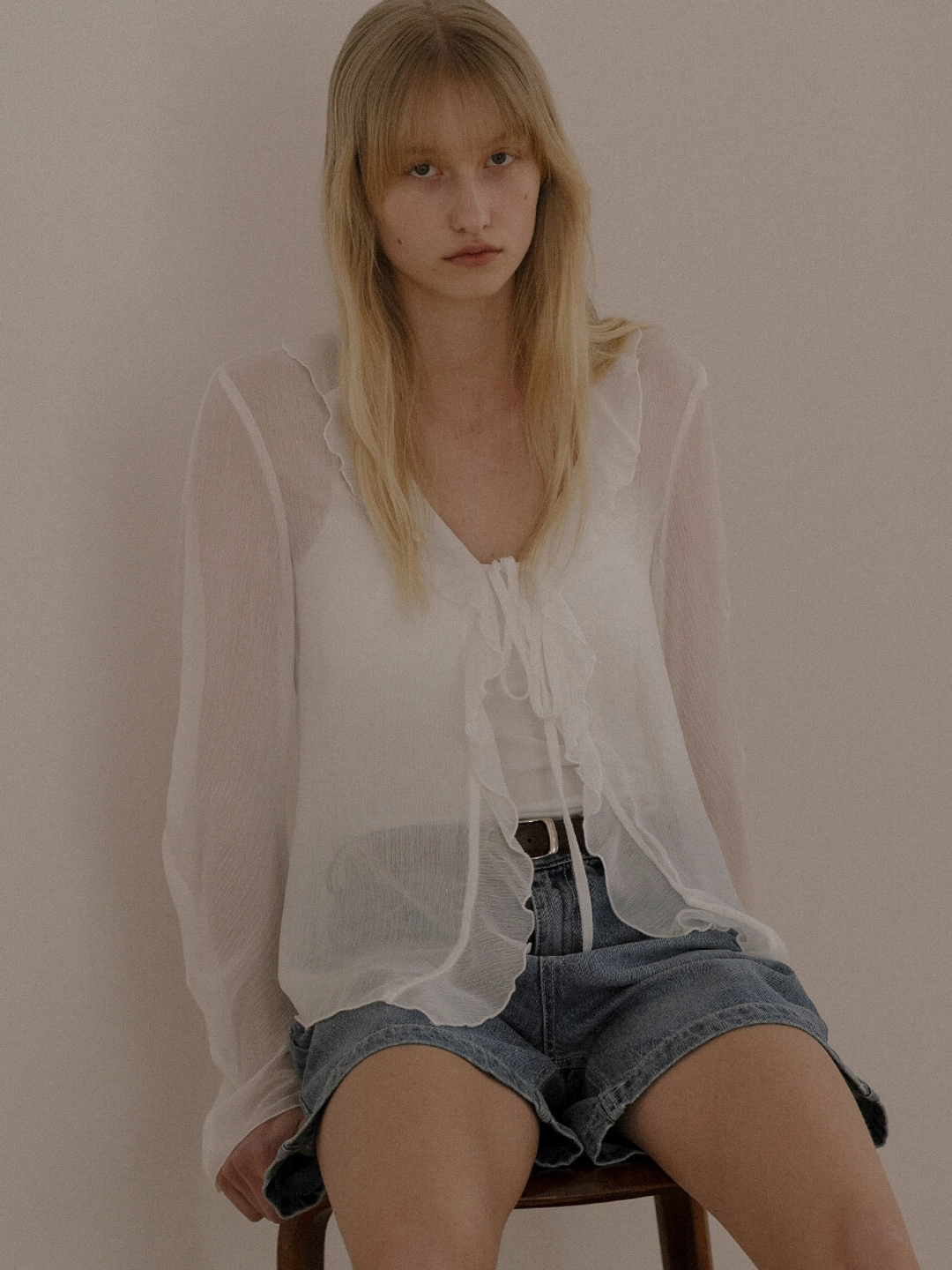 노운베러 V-neck ruffle blouse [KNSS04BL09]_Ivory 상품 이미지 2
