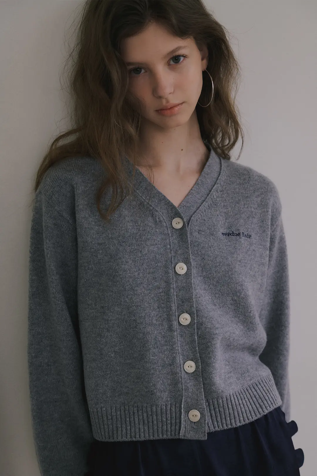 오버듀플레어 OVERDUE WOOL V-NECK CARDIGAN_GREY 상품 이미지 2