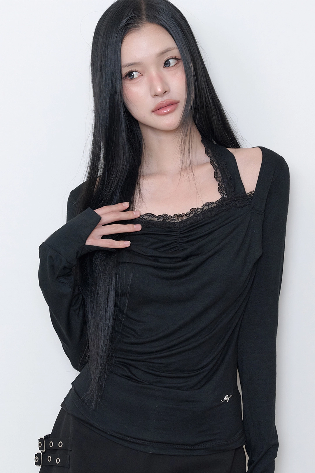 일리고 [10/12 예약발송] 카울 레이스 롱슬리브 블랙 상품 이미지 2