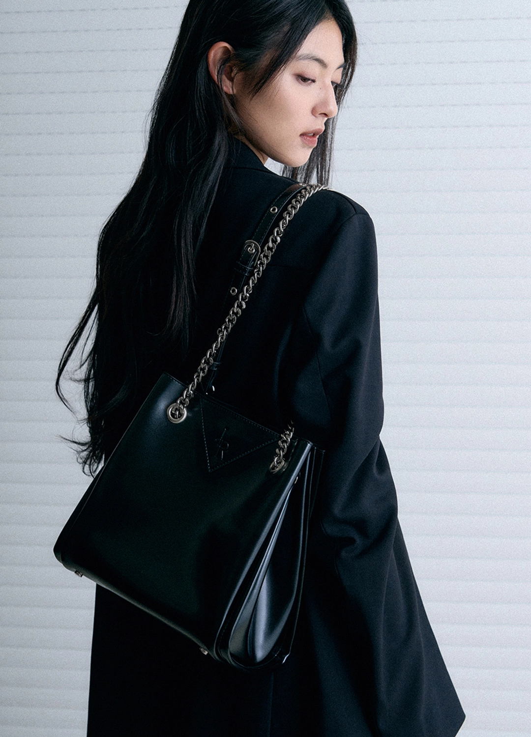 레더리 투웨이 체인 버킷백 [BLACK] 상품 이미지 1