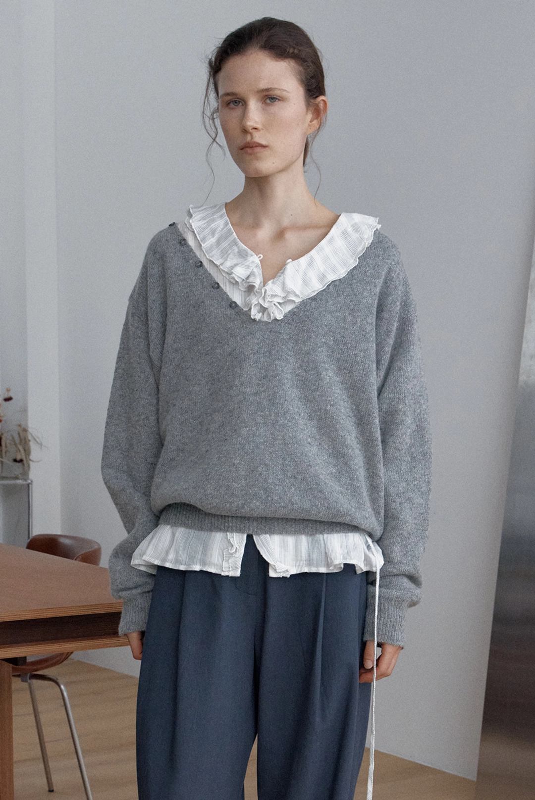 브렌다 브렌든 button deep v neck knit - grey 상품 이미지 1