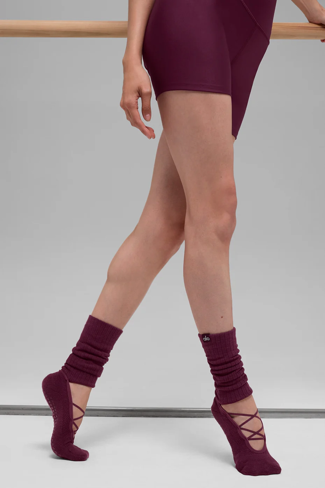 알로요가 Women's Strappy Siren Grip Sock - Burgundy 상품 이미지 2