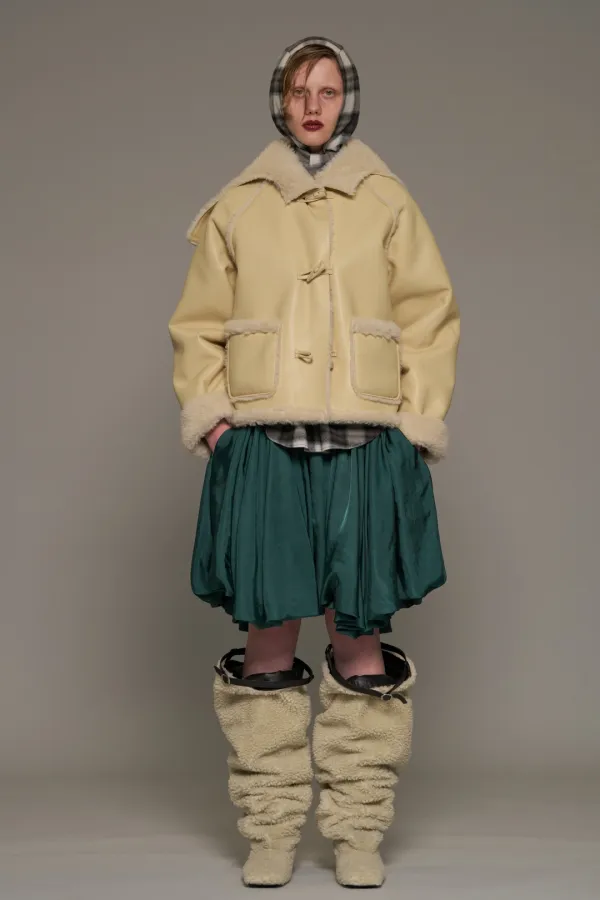 FW26 LIGHT BEIGE TOGGLE HOODED SHEARLING JACKET