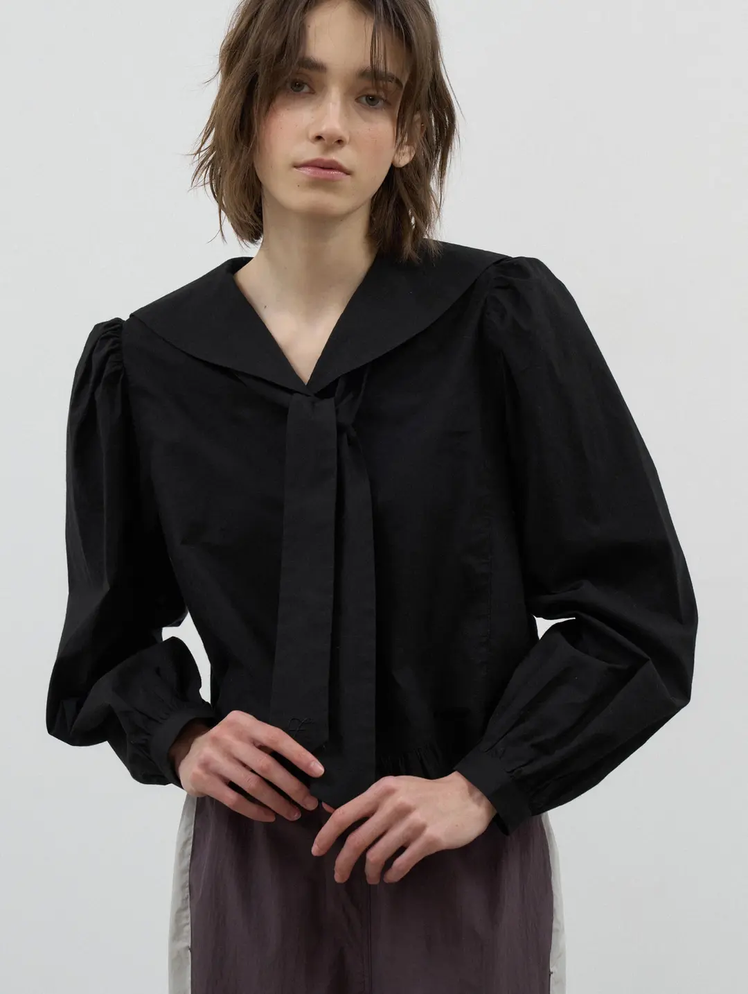 포에토 POND TIE BLOUSE - BLACK 상품 이미지 2