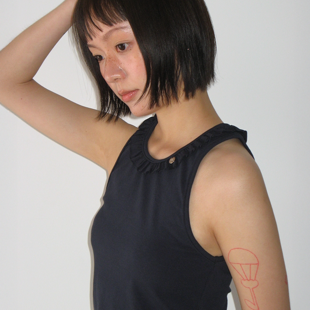 론론 FRILL NECK SLEEVELESS NAVY 상품 이미지 2