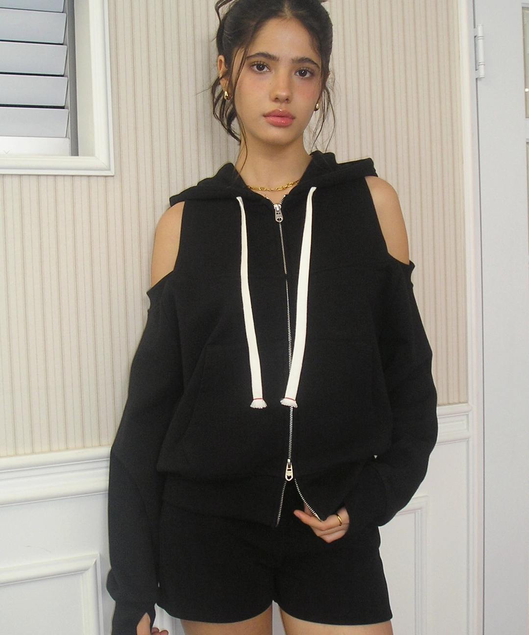 비터셀즈 Split Cut Out Hood Zip Up-Black 상품 이미지 2