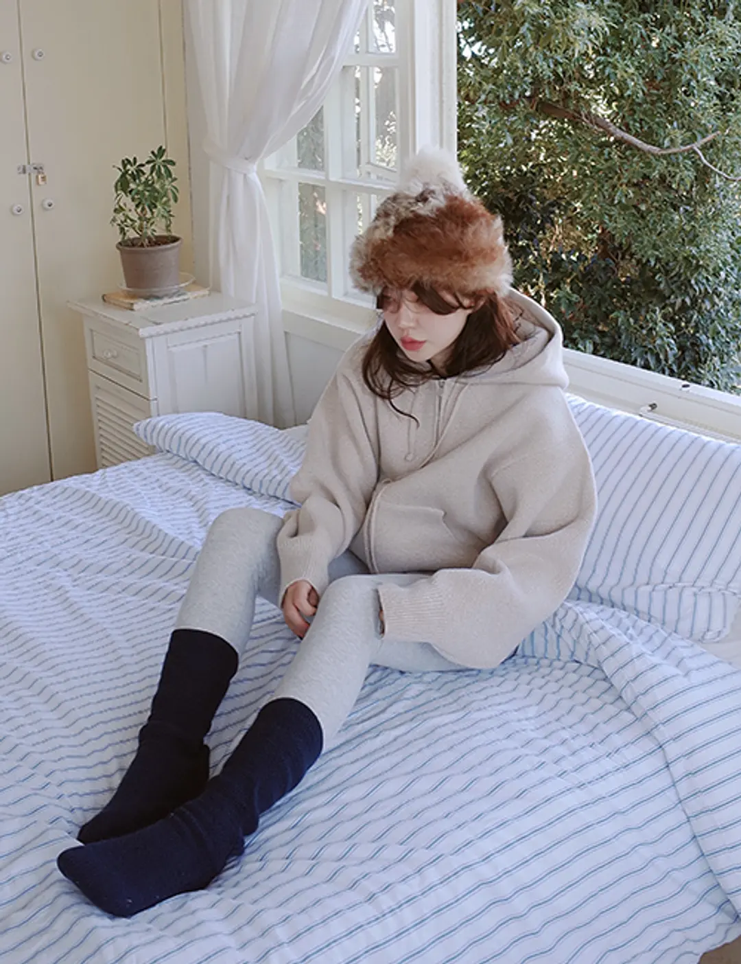 프레클 heavy knitted zip up jacket with hood in beige 상품 이미지 2
