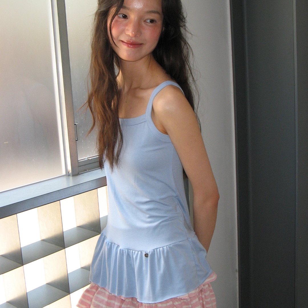 론론 PENDANT RUFFLE LAYERED SLIM SLEEVELESS SOFT BLUE 상품 이미지 2