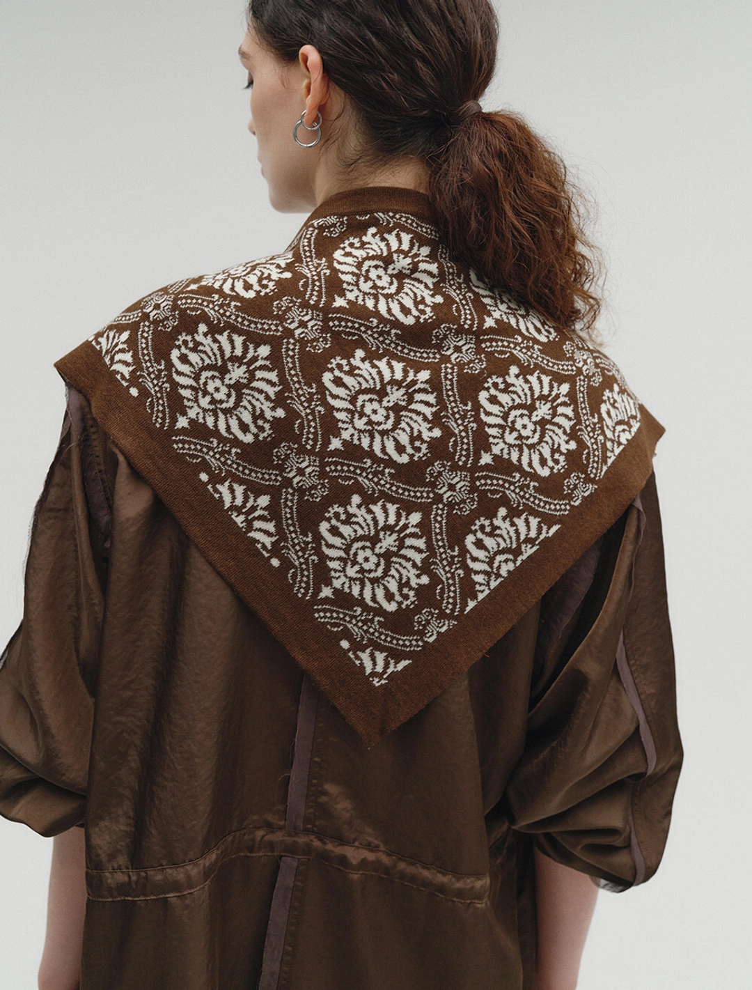솔티페블 [3rd REORDER] TWO WAY JACQUARD CAPE KNIT [BROWN] 상품 이미지 1
