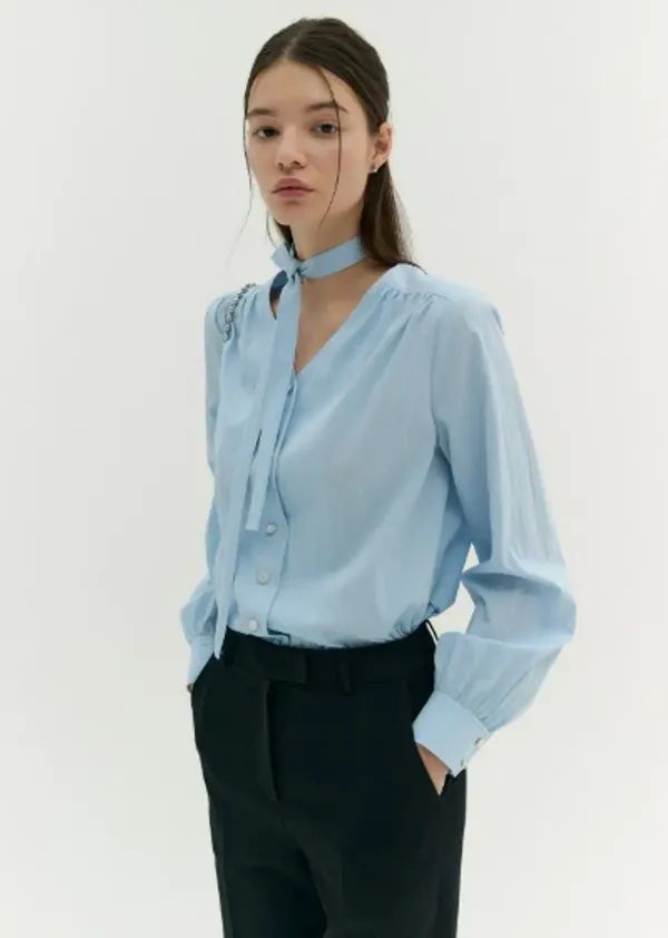 V-NECK TIE SHIRRING BLOUSE (pale blue) [조아람, 임주은 착용]