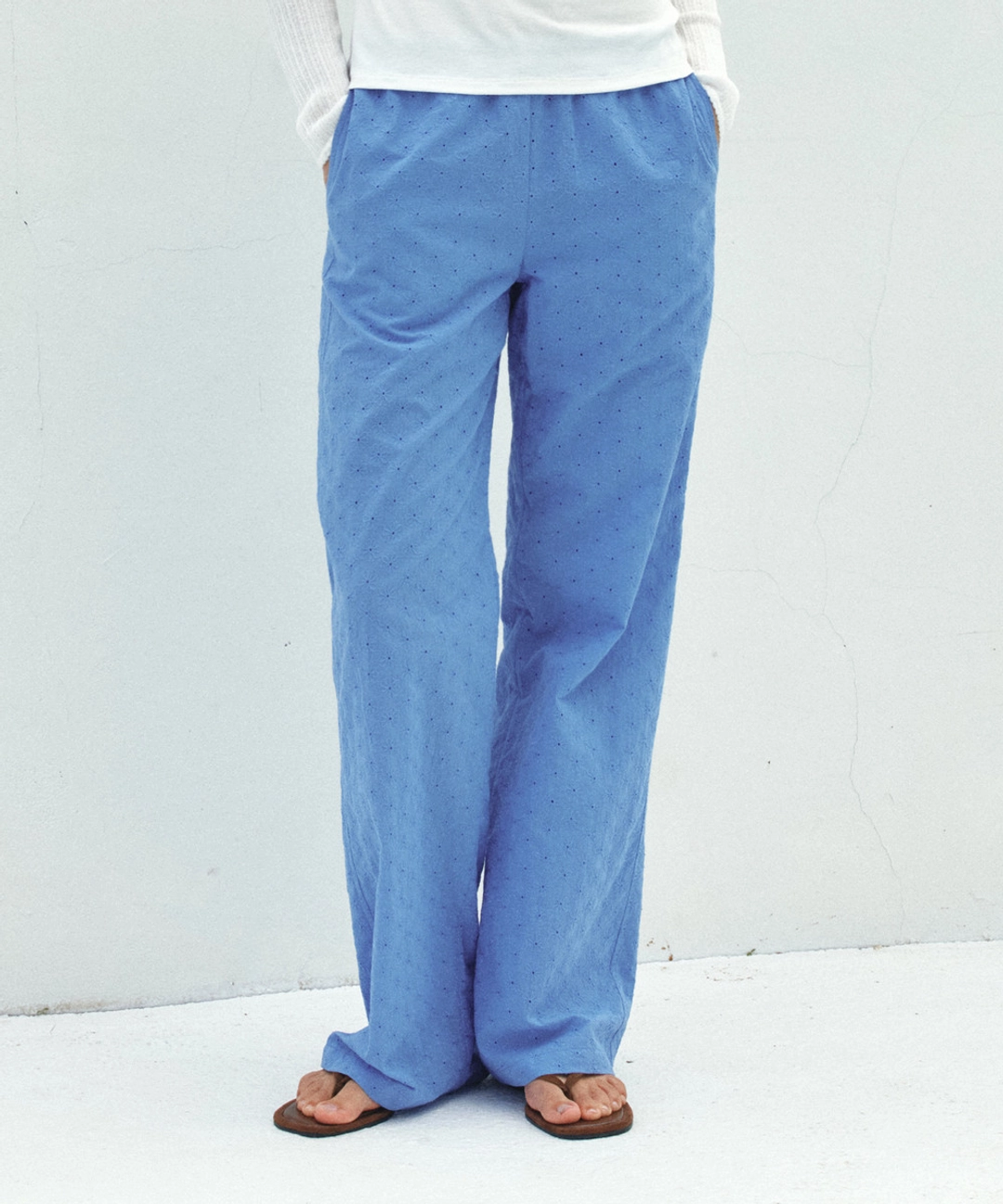 반원 아뜰리에 P3301 플라워 엠브로이더리 팬츠_Cobalt blue 상품 이미지 2