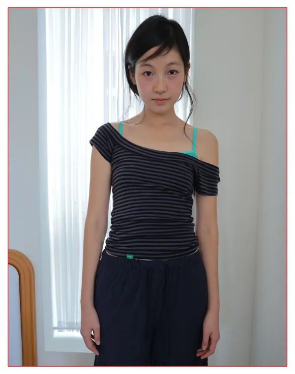 350. U-Neck Petit T _ Black