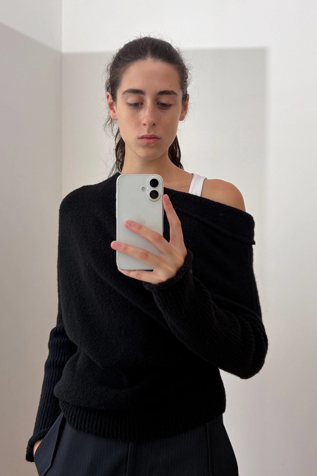 엔오르 ASYMMETRIC OFF-SHOULDER KNIT - BLACK 상품 이미지 2