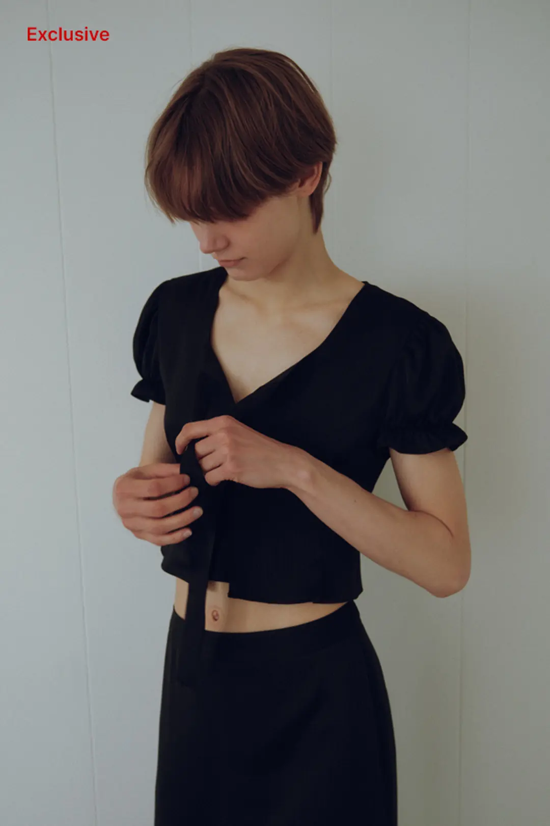 오버듀플레어 [EXCLUSIVE]STRIPE JACQUARD CROP BLOUSE_BLACK 상품 이미지 2