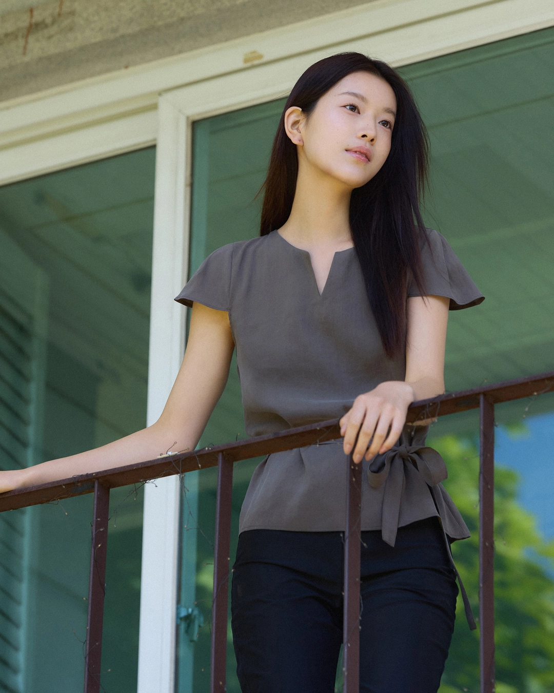 어다울 V cut cap belted blouse - ash brown 상품 이미지 3