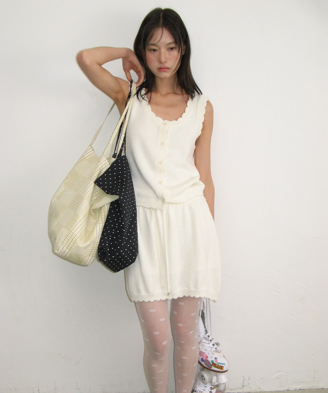 론론 SCALLOP TRIM KNIT SLEEVELESS CARDIGAN IVORY 상품 이미지 2