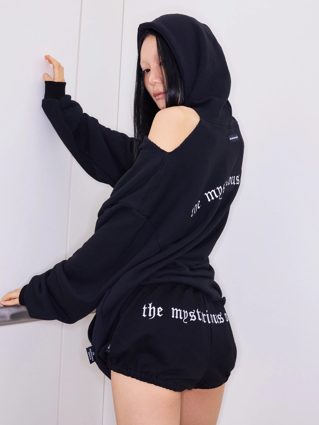 미스테리어스호텔 [11.04 예약 출고] [2차] CUT-OUT SHDR HOODIE - BLACK 상품 이미지 2