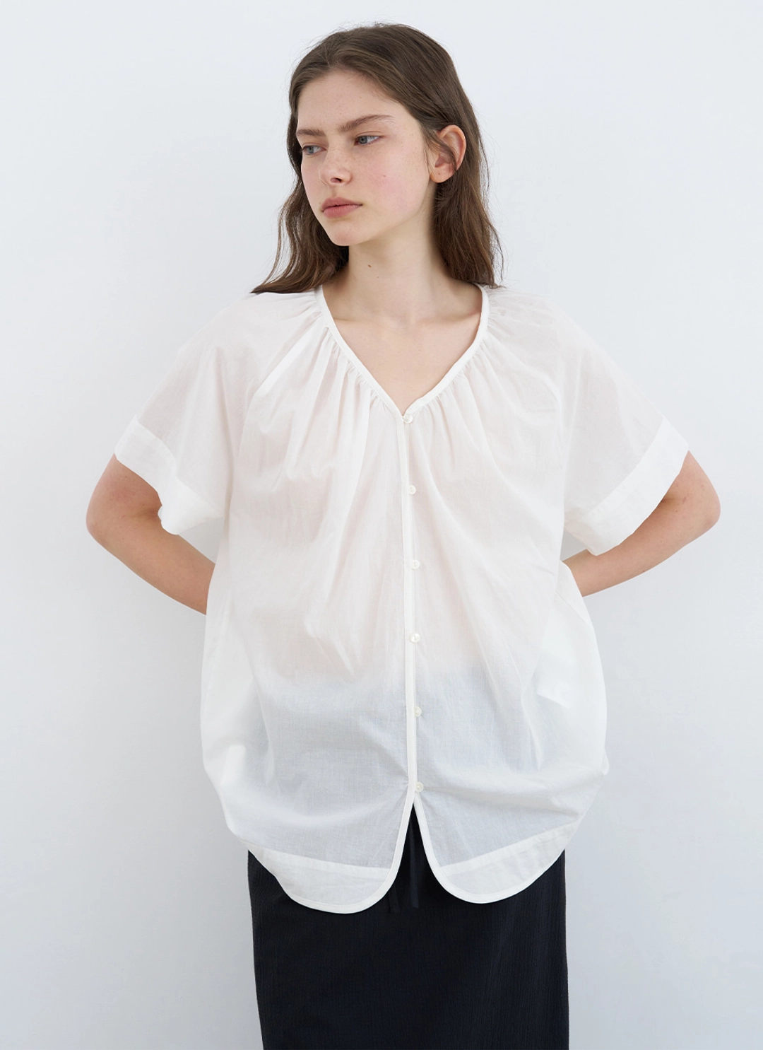 르닐 Thea V-neck Shirring Blouse (Ivory) 상품 이미지 1