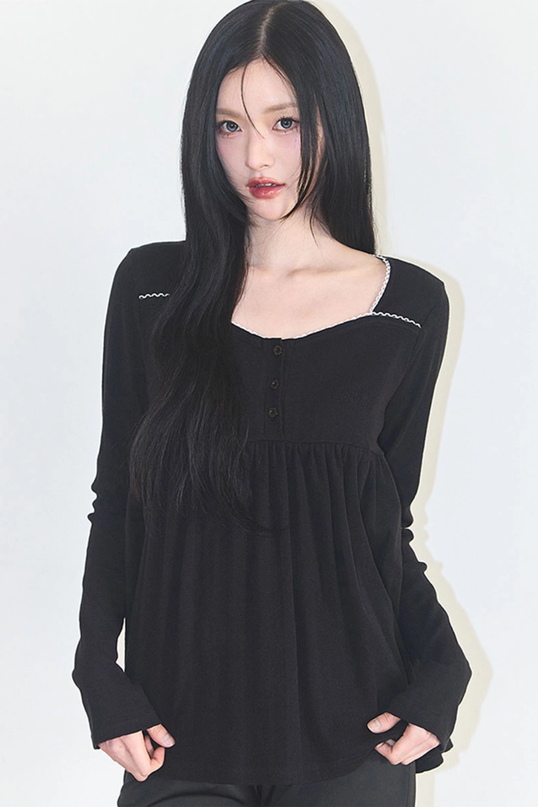 일리고 플레어 셔링 롱슬리브 블랙 상품 이미지 1
