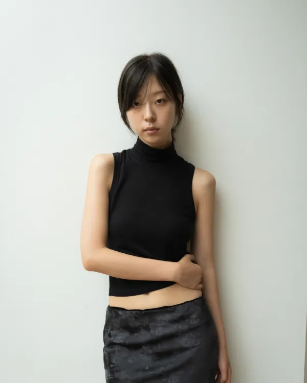 High neck sleeveless top (black)