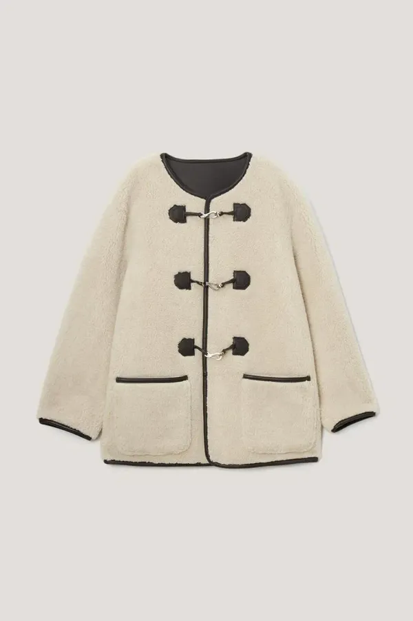 COLLARLESS BUCKLED SHEARLING JACKET CREAM