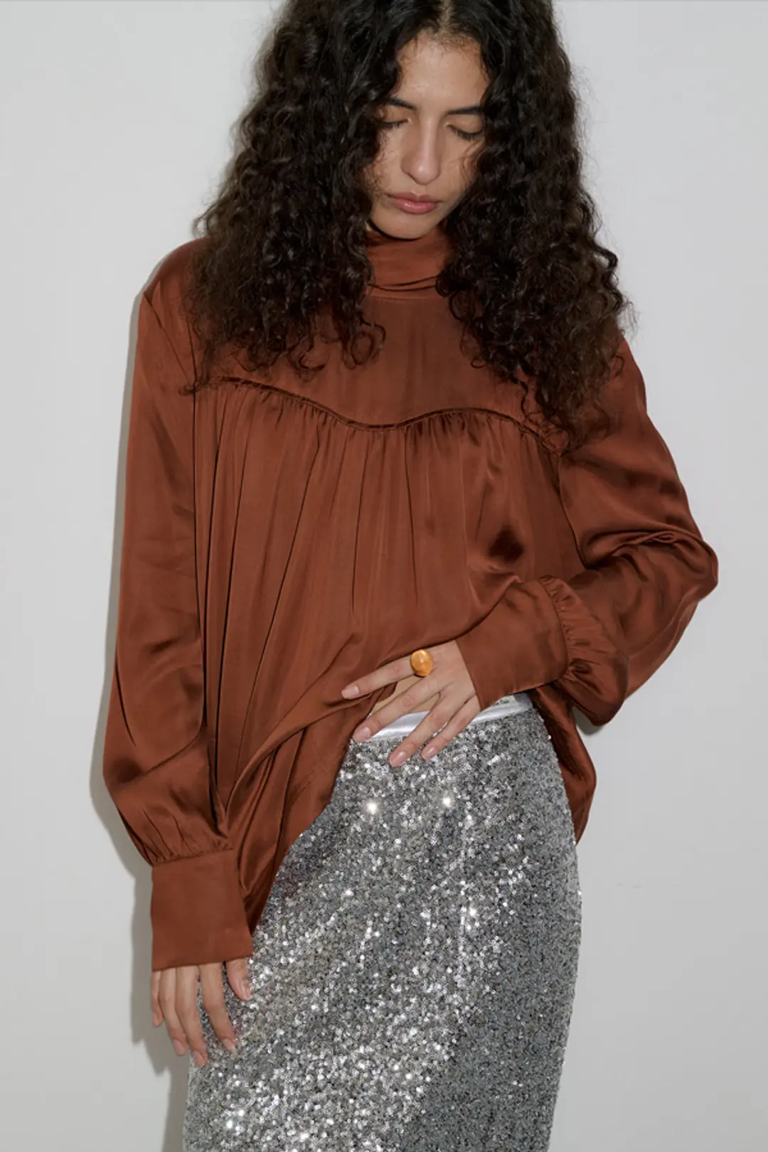 오버듀플레어 SATIN TIED SHIRRING BLOUSE_BROWN 상품 이미지 2