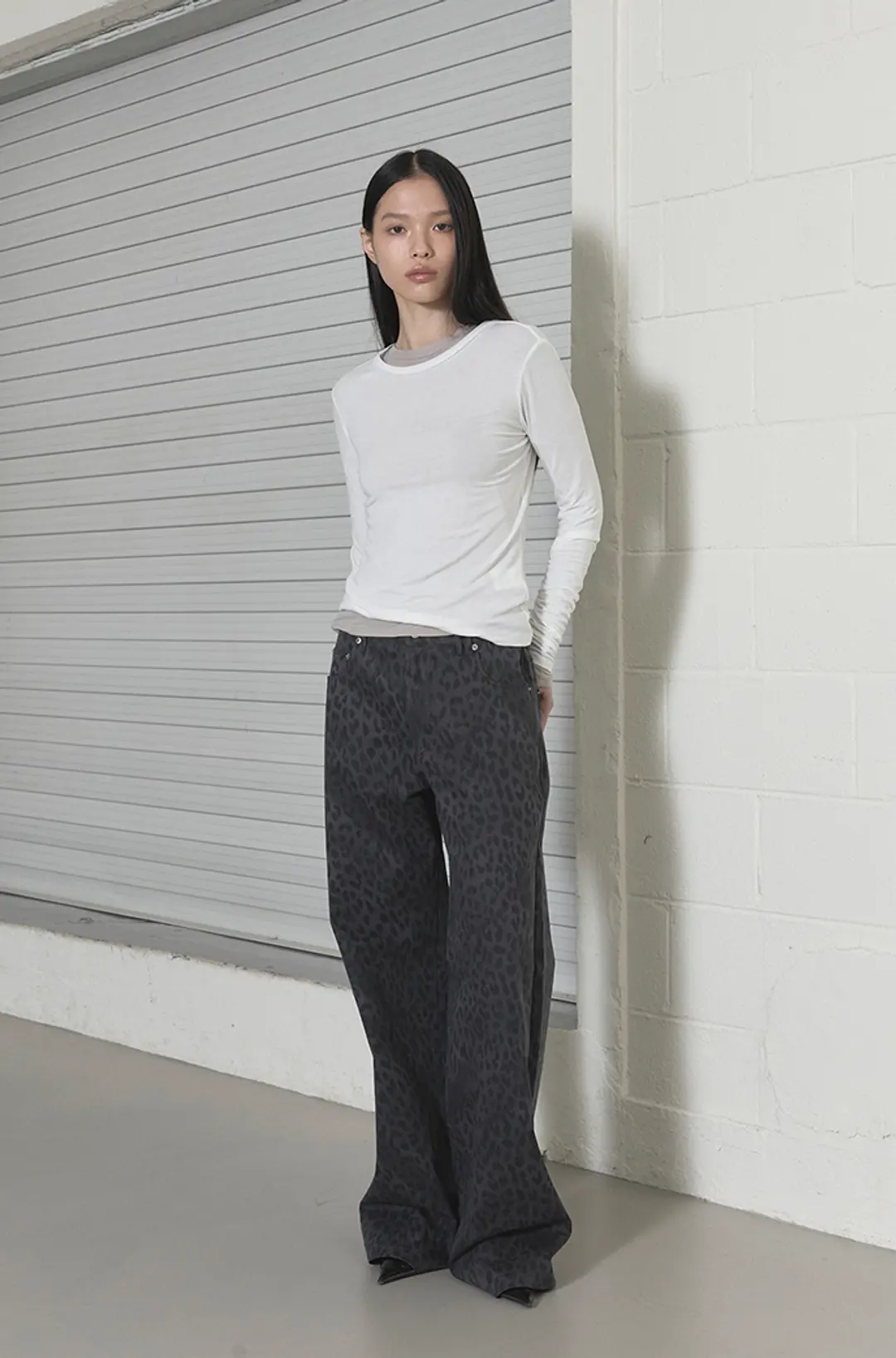 오데스 LEOPARD STRAIGHT PANTS - CHARCOAL 상품 이미지 2