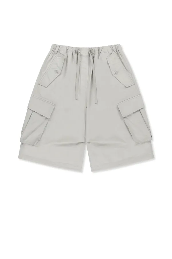 WASHED COTTON PATCH POCKET BERMUDA PANTS IN LIGHT GREY
